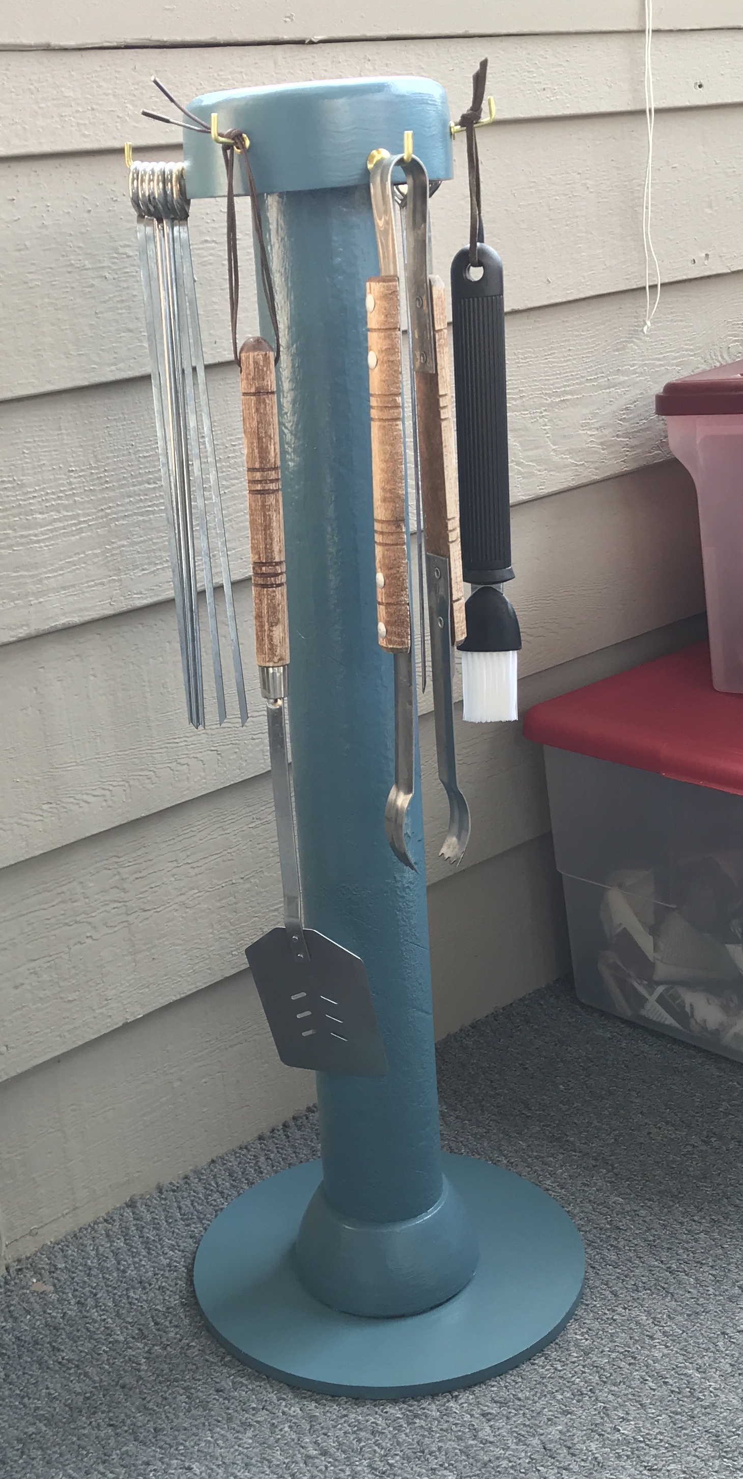 The tools hung on the barbecue tool rack